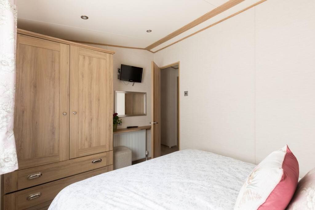 사우스 체르니 Waters Edge, Hoburne Cotswolds 빌라 외부 사진
