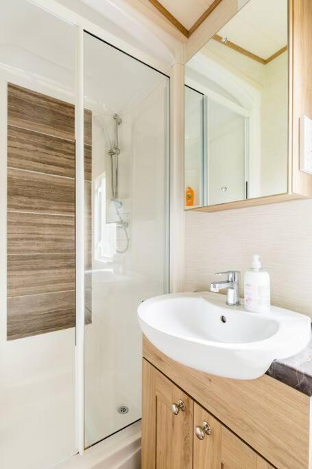 사우스 체르니 Waters Edge, Hoburne Cotswolds 빌라 외부 사진