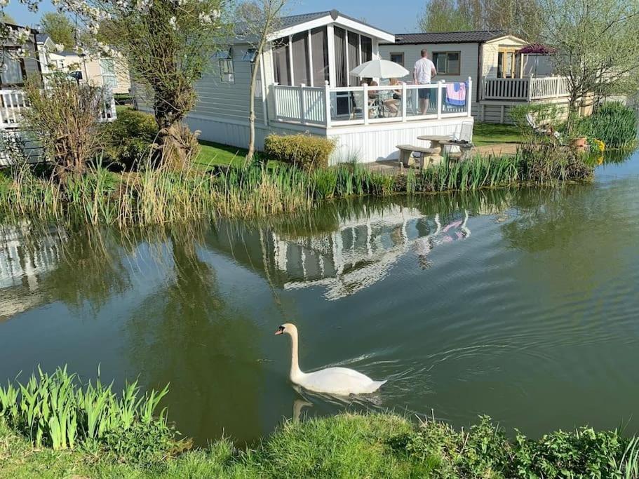 사우스 체르니 Waters Edge, Hoburne Cotswolds 빌라 외부 사진