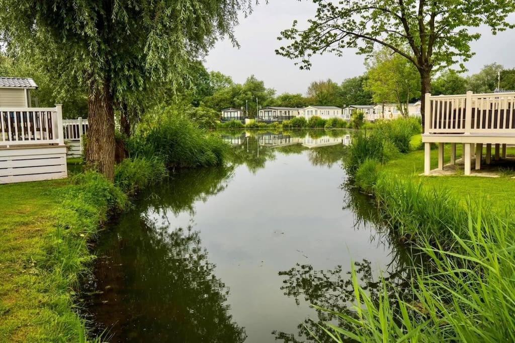 사우스 체르니 Waters Edge, Hoburne Cotswolds 빌라 외부 사진