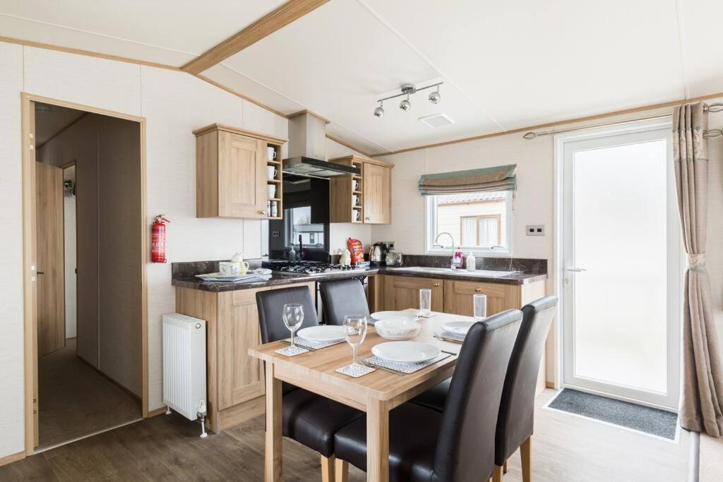 사우스 체르니 Waters Edge, Hoburne Cotswolds 빌라 외부 사진