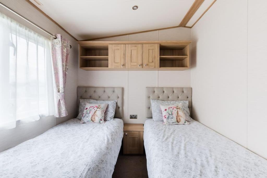 사우스 체르니 Waters Edge, Hoburne Cotswolds 빌라 외부 사진