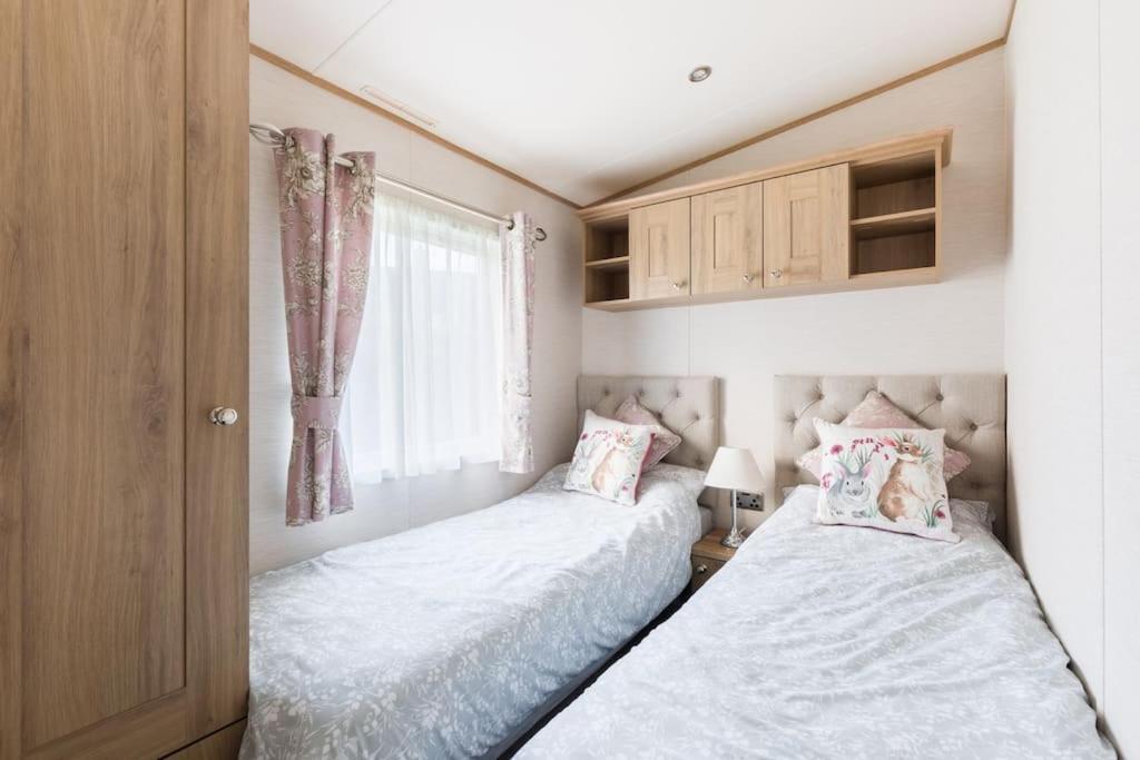 사우스 체르니 Waters Edge, Hoburne Cotswolds 빌라 외부 사진